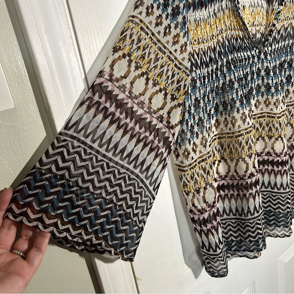Ariat Women's Sheer V-Neck Aztec Print 3/4 Sleeve Tunic Blouse Size Medium - Picture 7 of 10